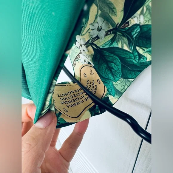 ‼️final price Green leaves jungle print 3 different ways wear reversible